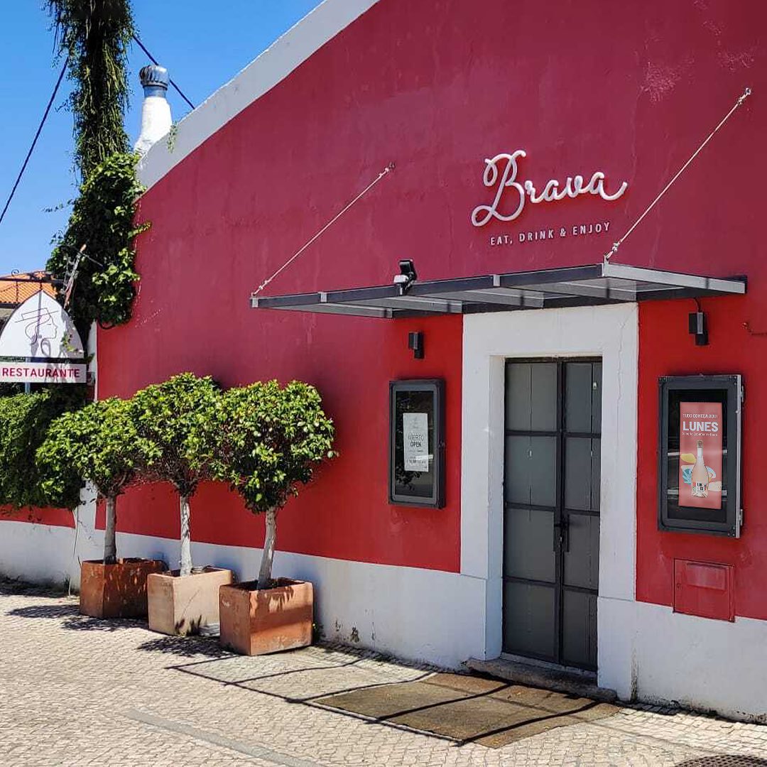 Fachada vermelha do restaurante Brava