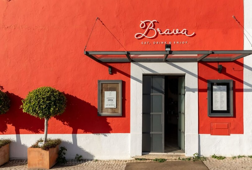 Fachada vermelha do Brava